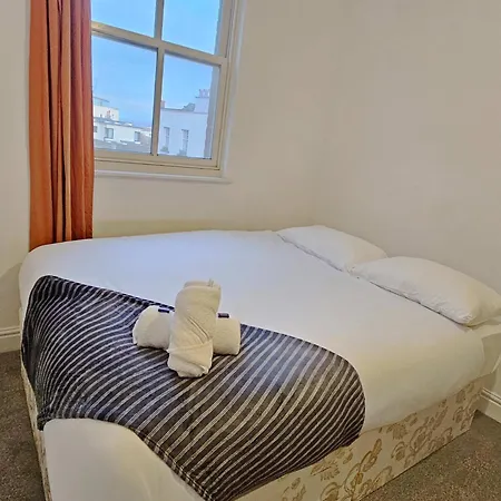 Spacious 5-br Group In Location Holiday home