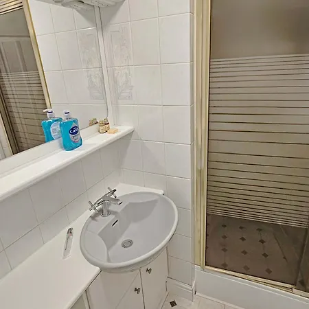 Spacious 5-br Group In Location بريستول
