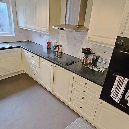 Spacious 5-br Group In Location بيت للعطل بريستول